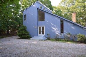 Exterior - East Hampton Getaway GREAT VALUE (East Hampton)