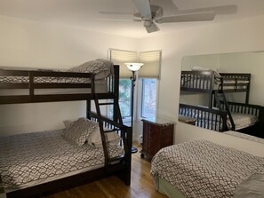 6 bedrooms, iron/ironing board, free WiFi, bed sheets - East Hampton Getaway GREAT VALUE (East Hampton)