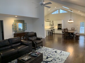 Smart TV, video games, DVD player, table football - East Hampton Getaway GREAT VALUE (East Hampton)