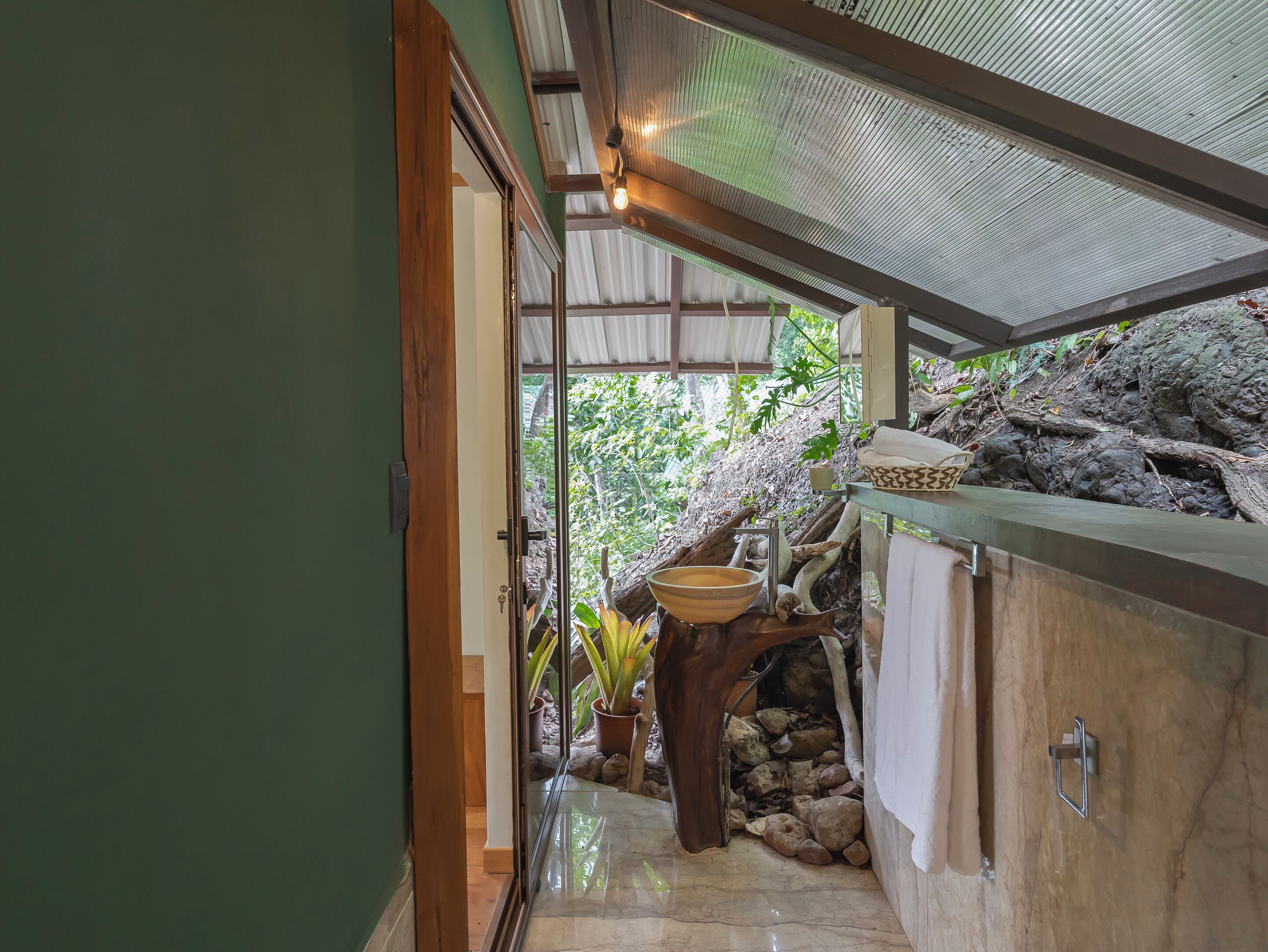 Deluxe Double Room, 1 King Bed, Ocean View | Bathroom | Shower, rainfall showerhead, free toiletries, towels