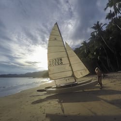 Di pantai, pasir putih, kerusi lepak pantai, tuala pantai