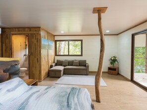 Chambre Triple, 1 très grand lit et 1 canapé-lit, balcon, vue océan