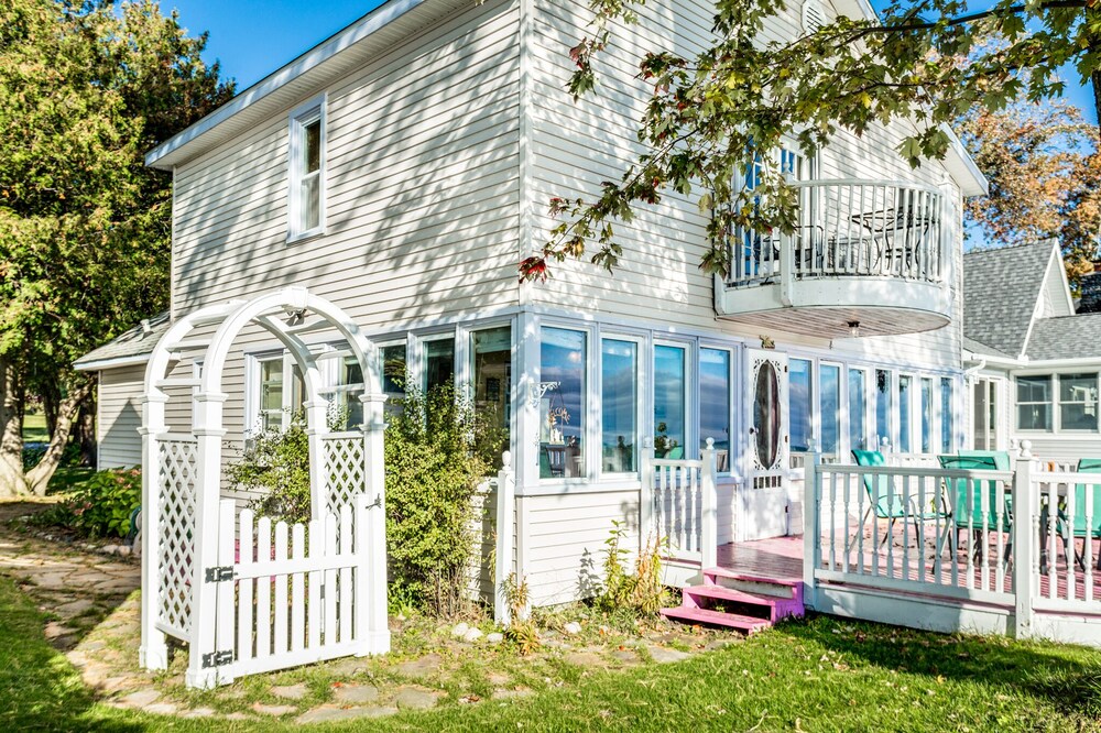 LAKEFRONT! 3 bdrm-1.5 bath- blocked for reno, check back after Jan 1 for 2024