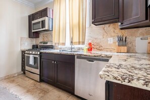 冷蔵庫、電子レンジ、オーブン、コンロ