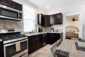 冷蔵庫、電子レンジ、オーブン、コンロ