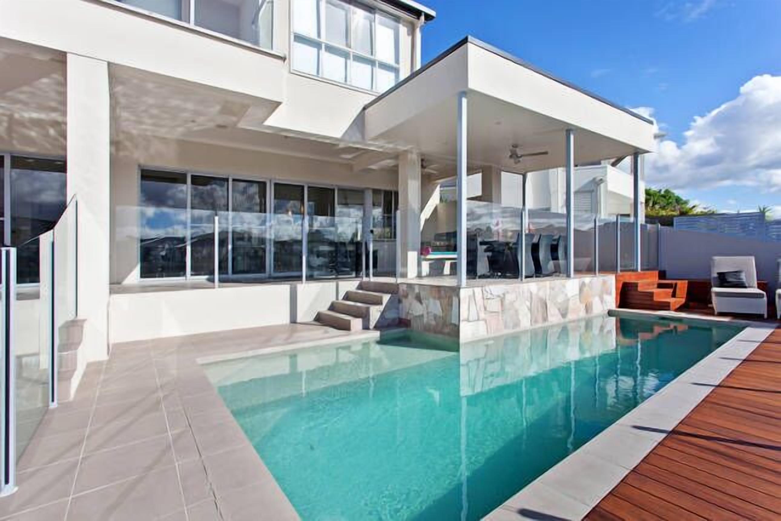 Stunning Waterfront South Quay-FREE UNLIMITED WIFI