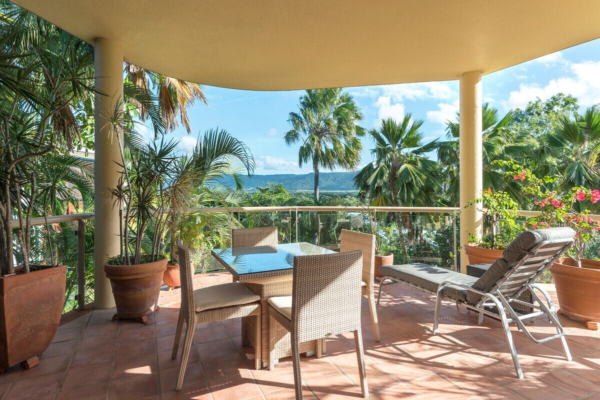 The Hill Apartment No.3 - 3 Bedroom with Ocean or Mountain Views