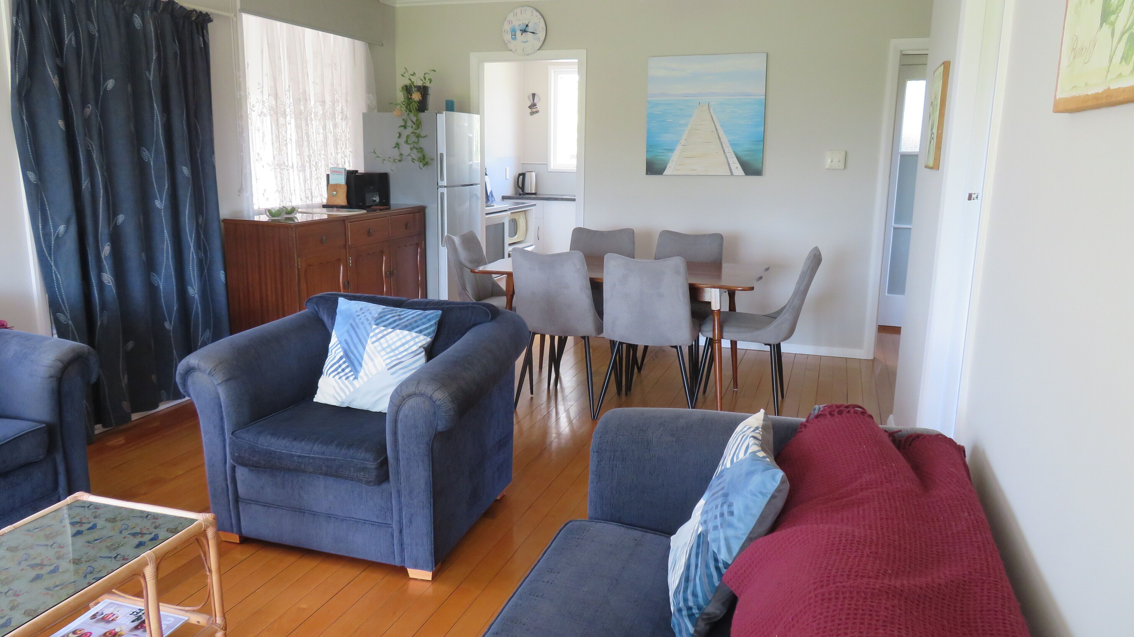 電視、DVD 播放機、書籍、音響