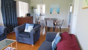 Televisor, reproductor de DVD, llibres i estèreo