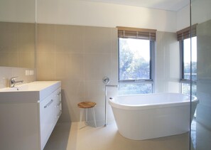 Baignoire, articles de toilette gratuits, sèche-cheveux