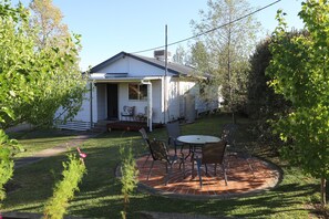 Outdoor dining - CURRAWONG COTTAGE - Family holiday haven Mountain views large bedrooms (Talbingo)