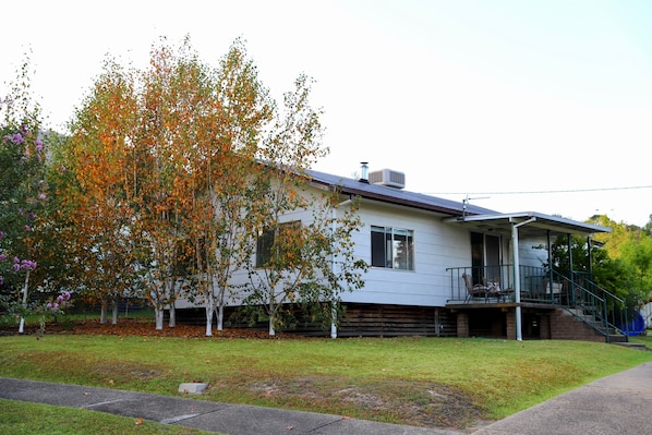 Exterior - CURRAWONG COTTAGE - Family holiday haven Mountain views large bedrooms (Talbingo)