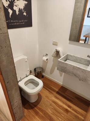 Badewanne, Haartrockner, Handtücher