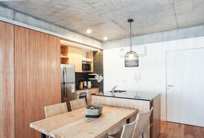 Fridge, microwave, oven, stovetop - Nomad - Modern 1 Bedroom in Palermo Hollywood (Buenos Aires)