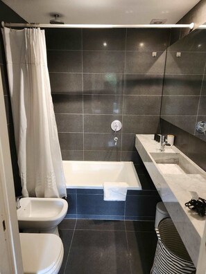 Badewanne, Haartrockner, Handtücher