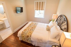 2 bedrooms, iron/ironing board, Internet