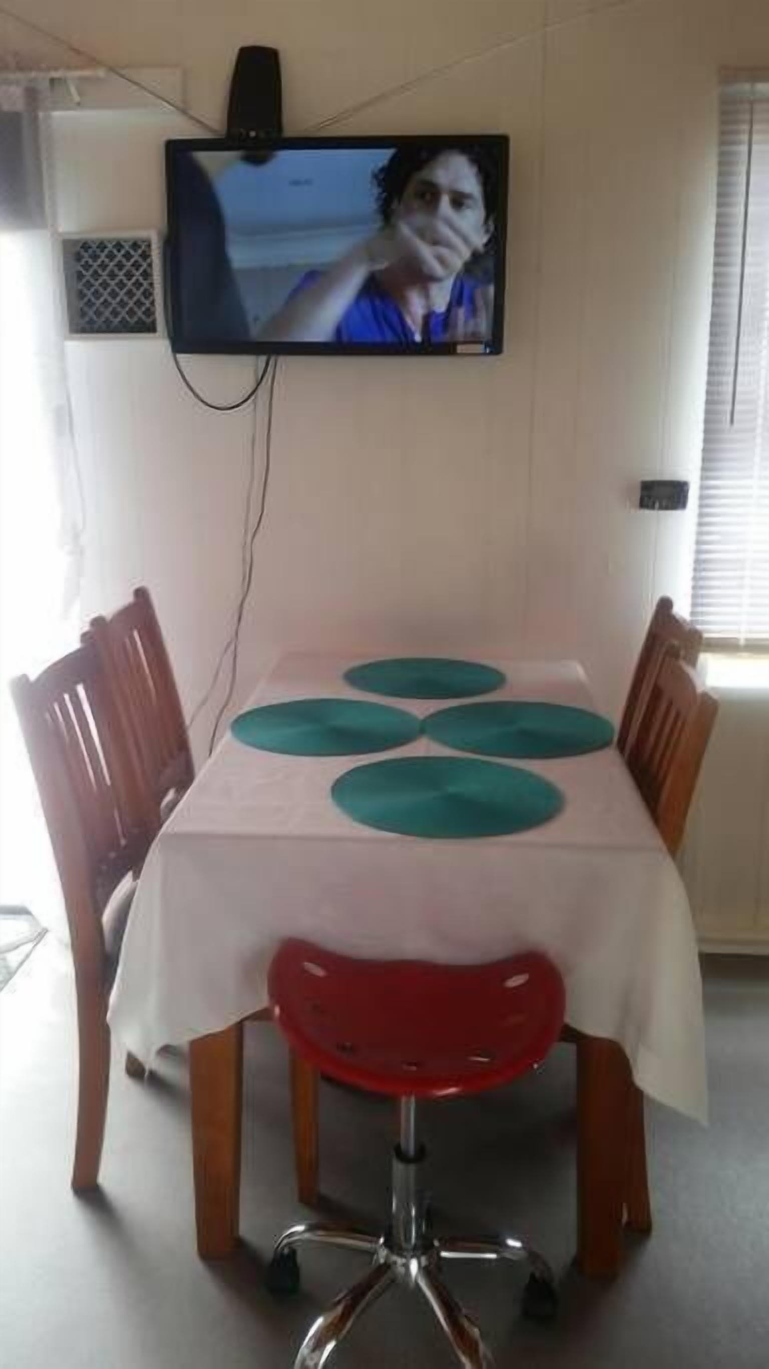 The Hut is a 5 minute stroll to the beautiful family-friendly Waub’s Beach