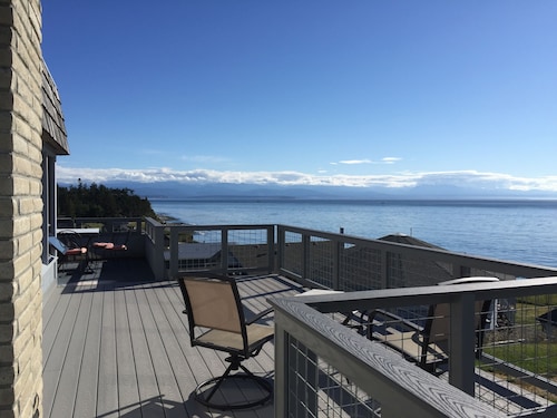 This is truely a Million Dollar View with incredible sunsets and wildlife.