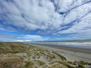 Beach nearby - Beach Dreams, Linens Included: Modernised 3BR, Foxton Beach Haven  - Fast WiFi!  (Foxton Beach)