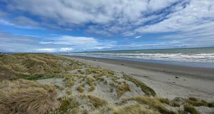 Beach Dreams, Linens Included: Modernised 3BR, Foxton Beach Haven - Fast WiFi!