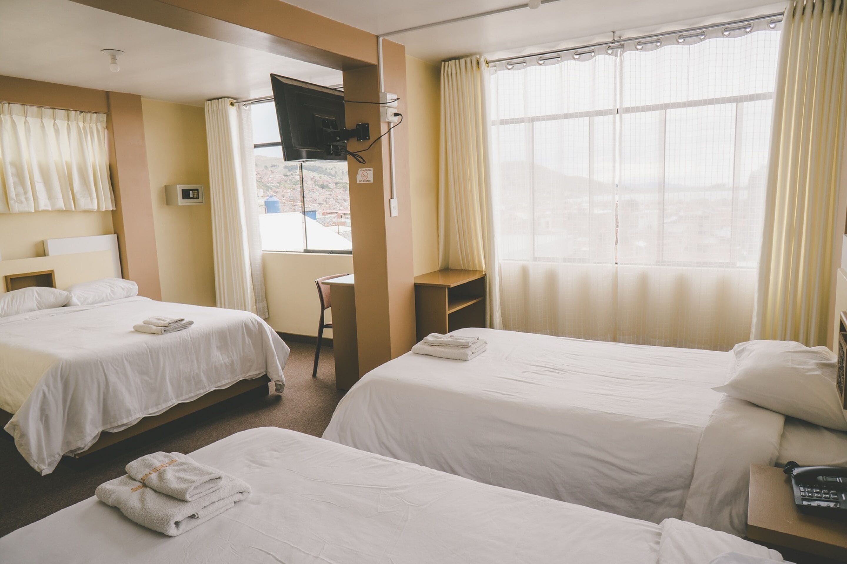 triple room, non smoking | 1 bedroom, in-room safe, desk, free wifi