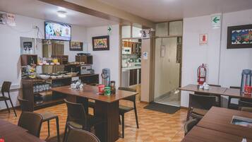 Petit déjeuner buffet (2 USD par personne)