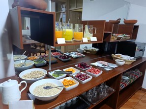 A buffet with various food items and beverages. - Kaaro Hotel Puno (Puno)