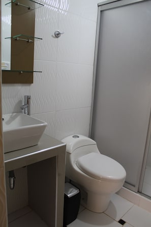Single Room, 1 Twin Bed, Non Smoking | Bathroom | Deep soaking tub, rainfall showerhead, free toiletries, towels - Kaaro Hotel Puno (Puno)