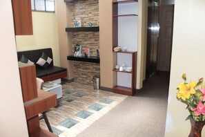 45-inch flat-screen TV with cable channels, TV - Kaaro Hotel Puno (Puno)