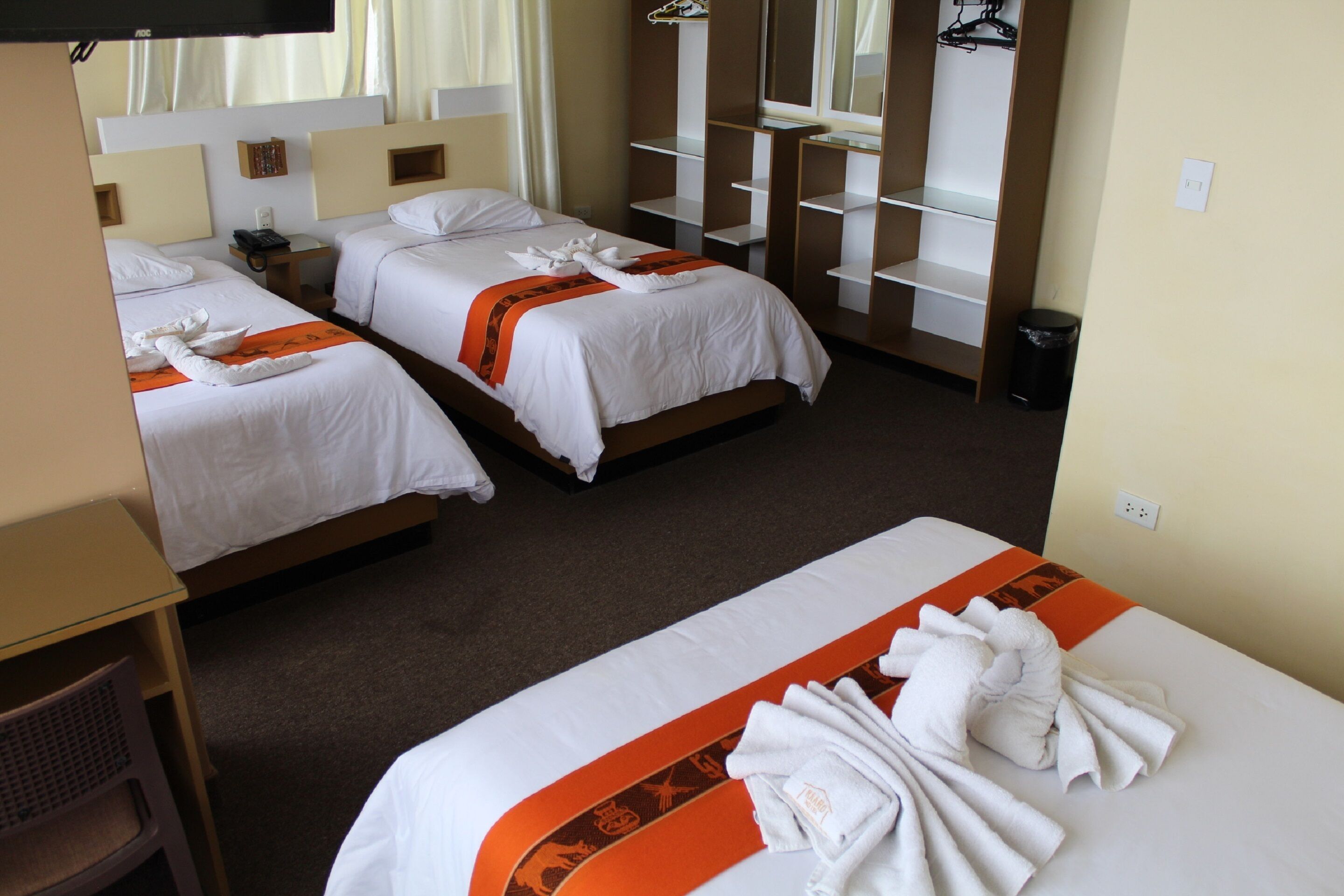 triple room, non smoking | 1 bedroom, in-room safe, desk, free wifi