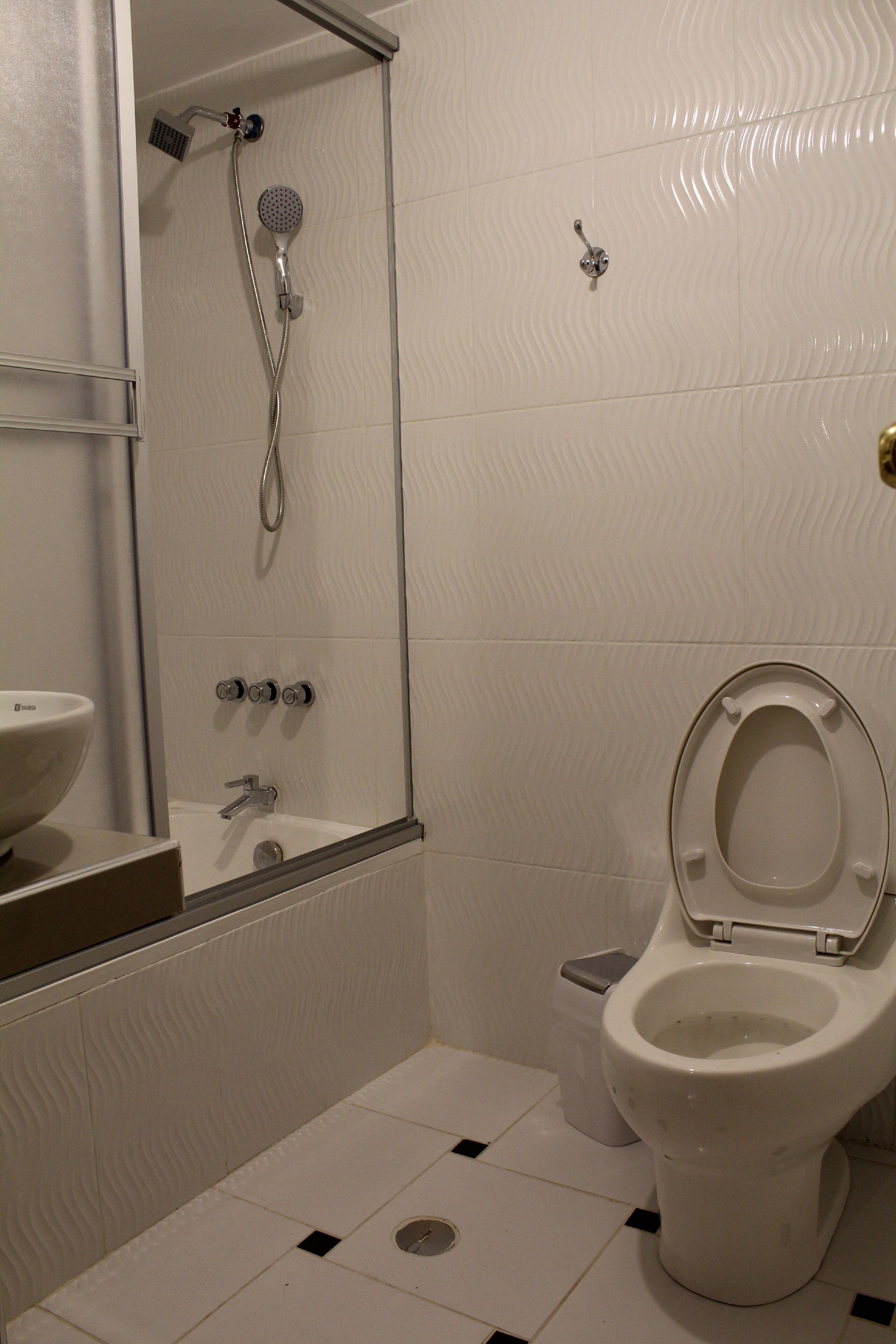 standard twin room, non smoking | bathroom | deep-soaking bathtub, rainfall showerhead, free toiletries, towels