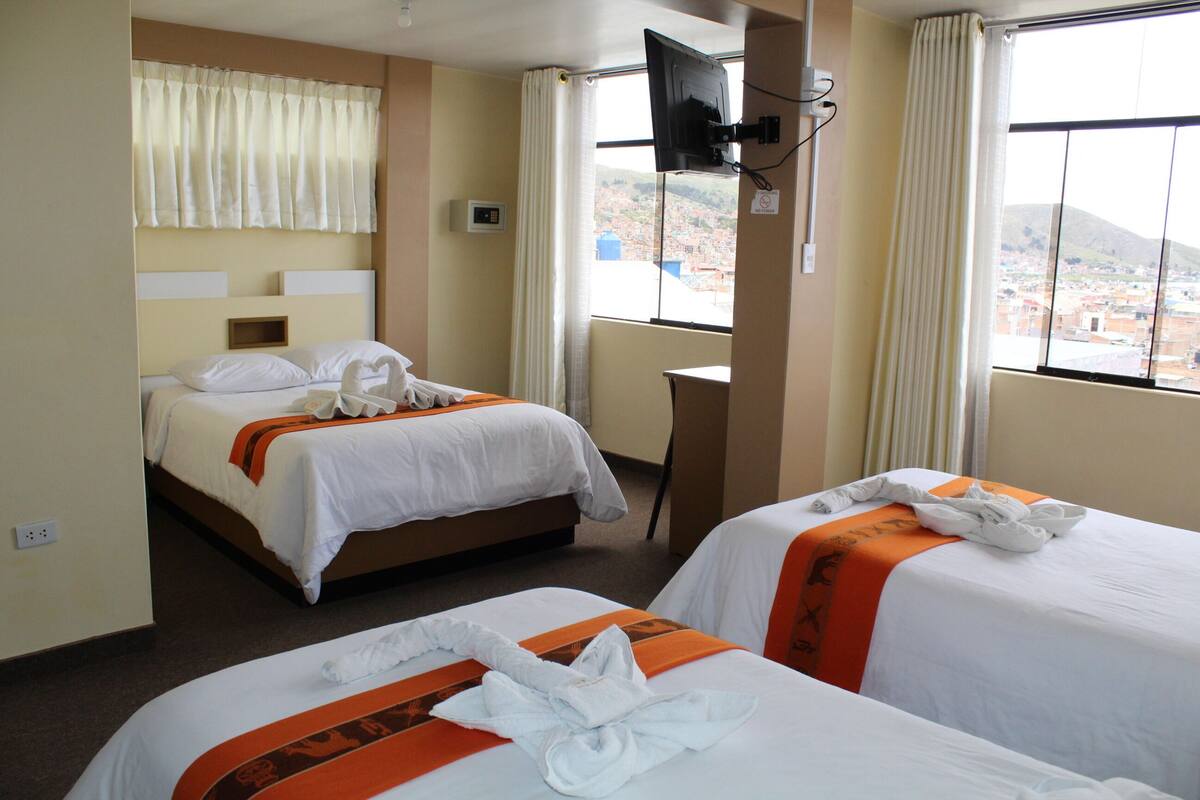 family room | 1 bedroom, in-room safe, desk, free wifi