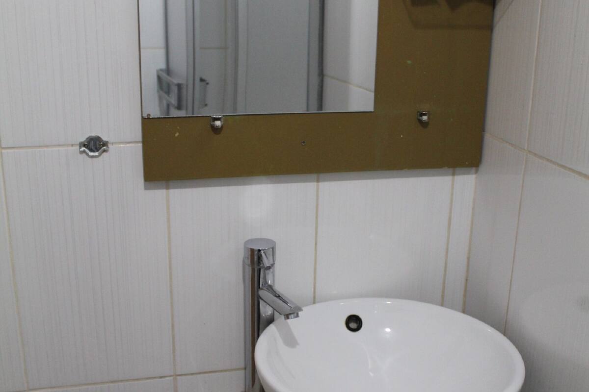 single room, 1 single bed, non smoking | bathroom | deep-soaking bathtub, rainfall showerhead, free toiletries, towels