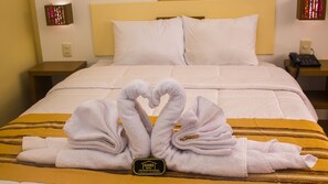 Standaard tweepersoonskamer, 1 tweepersoonsbed, niet-roken | Een kluis op de kamer, een bureau, gratis wifi