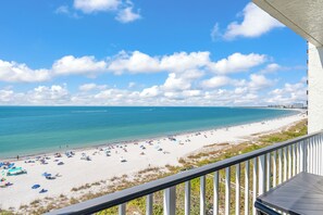 Aan het strand, parasols, strandlakens