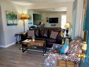 Smart TV, foosball, table tennis, books - Mountain View, Bright & Cheery Condo in Sports Village (St. George)