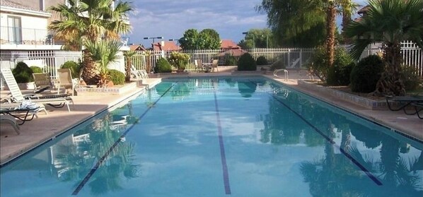 Piscina a l'aire lliure i piscina climatitzada 