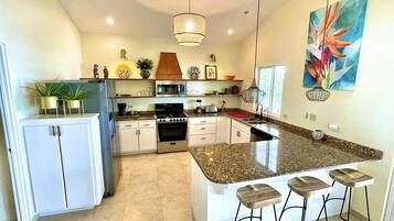 Geladeira, micro-ondas, cooktop, cafeteira/chaleira