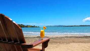 En la playa, camastros y toallas de playa