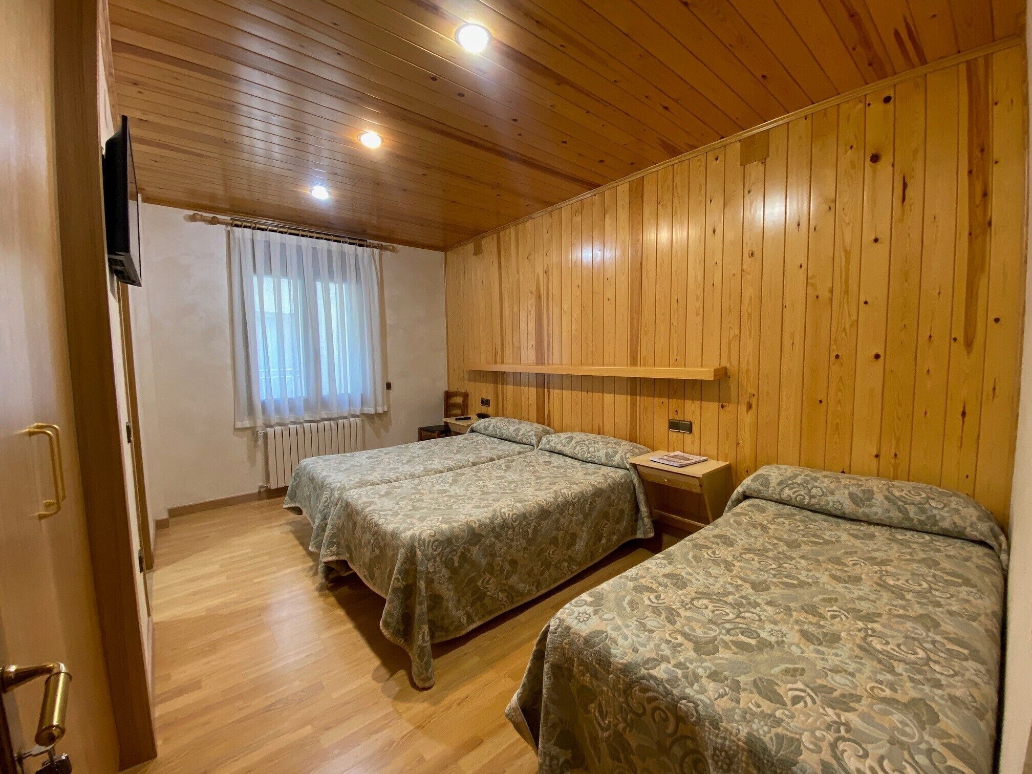 triple room | desk, soundproofing, cots/infant beds, free wifi