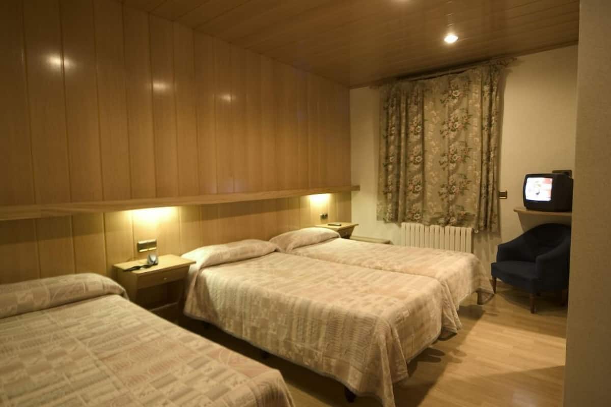 triple room | desk, soundproofing, cots/infant beds, free wifi