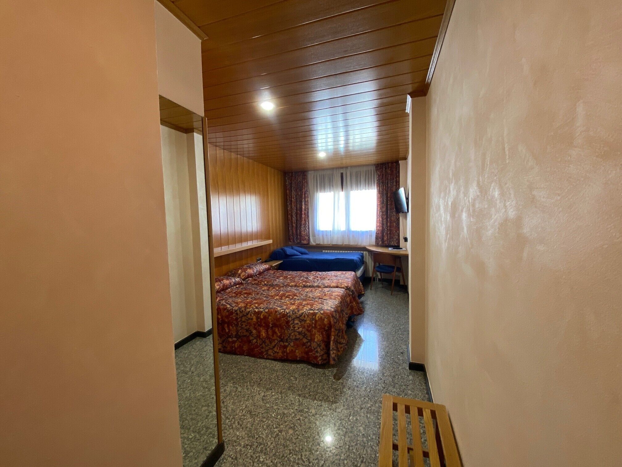 triple room | desk, soundproofing, cots/infant beds, free wifi