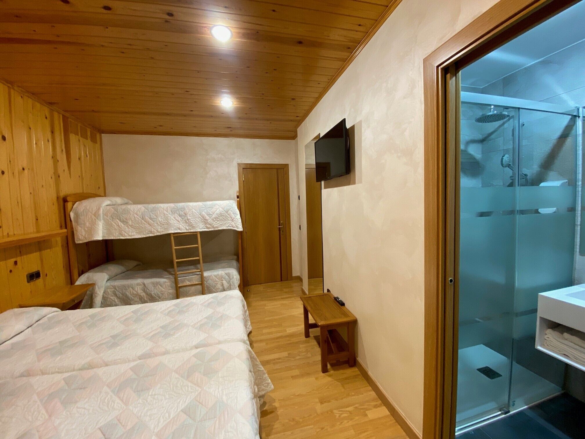 family room | desk, soundproofing, cots/infant beds, free wifi