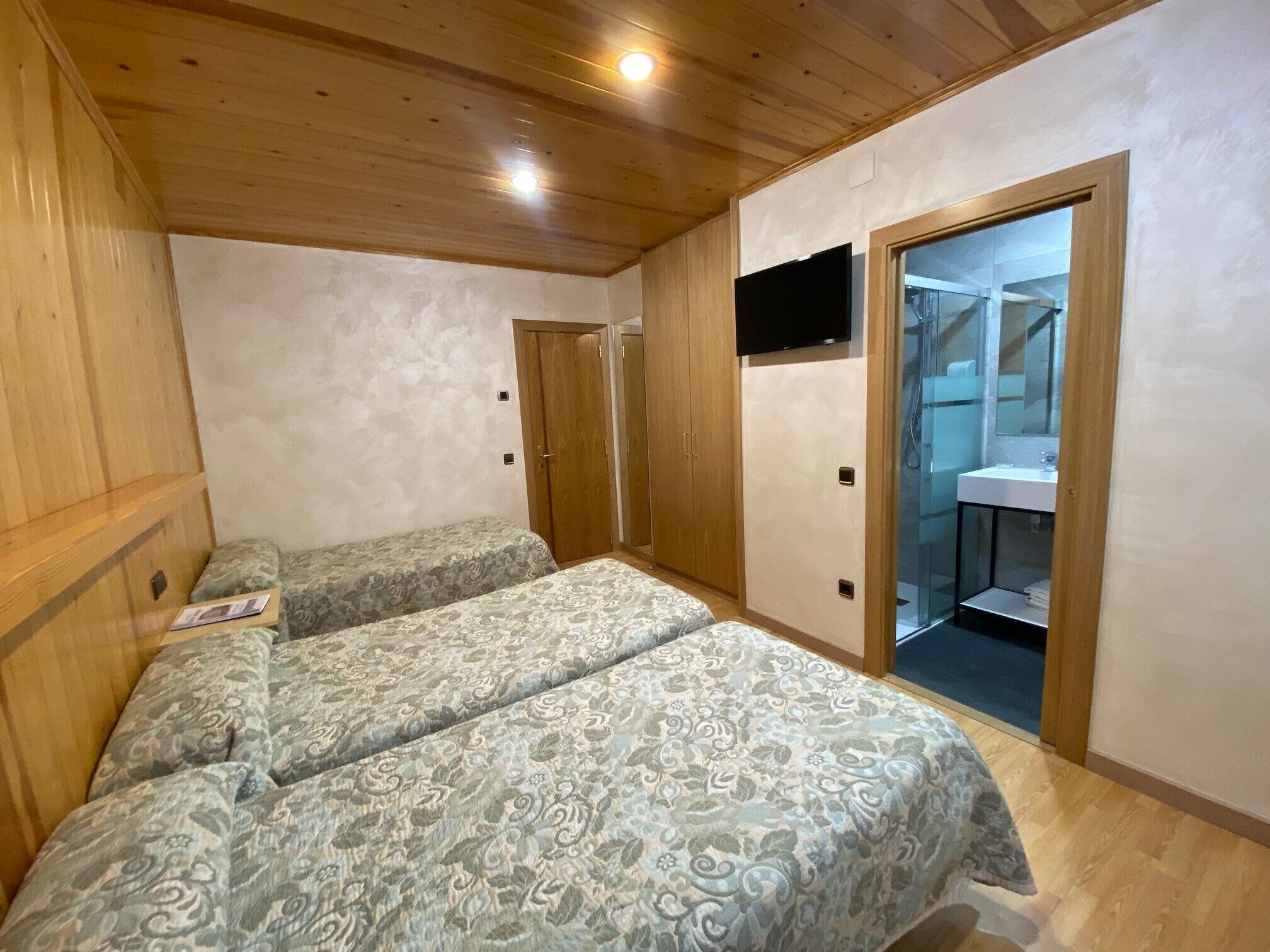 triple room | desk, soundproofing, cots/infant beds, free wifi