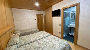 Driepersoonskamer | Een bureau, geluiddichte muren, babybedden (toeslag), gratis wifi