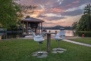 Outdoor dining - BEACH, SUNSETS, HOT TUB, FIREPIT, BOAT RAMP, FLAT LOT, PARKING, WE HAVE IT ALL (Dadeville)