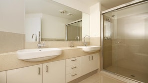 Ensemble douche/baignoire, serviettes fournies