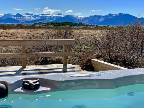 Warm Cottage for 10 with Guest House and HotTub close to Snæfellsjökull Glacier