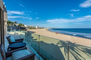 Na praia, espreguiçadeiras, toalhas de praia 