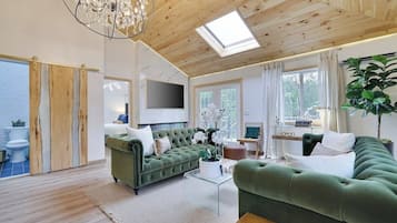 4 bedrooms, desk, iron/ironing board, travel cot